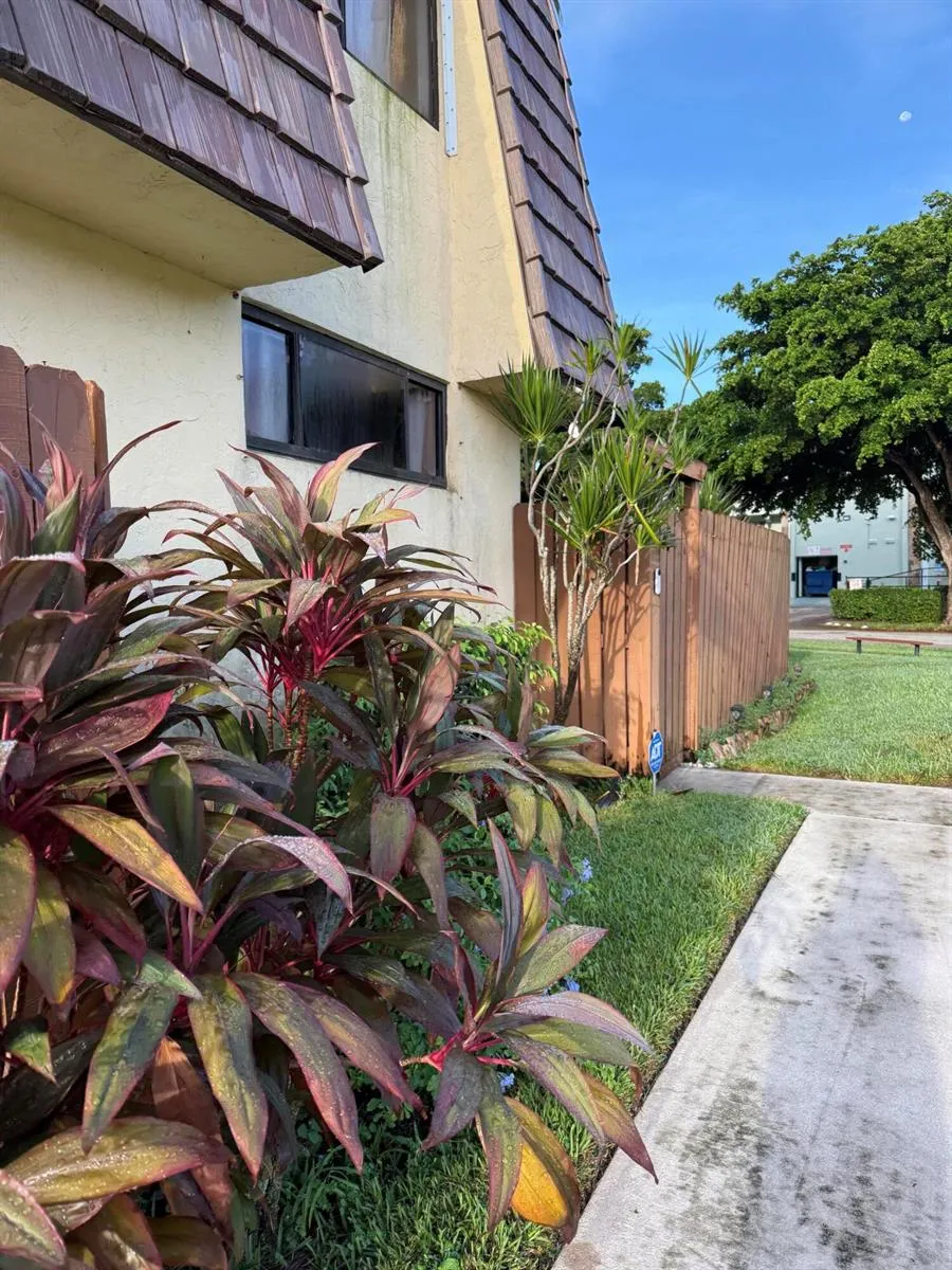 31 Springdale Circle Palm Springs, FL 33461