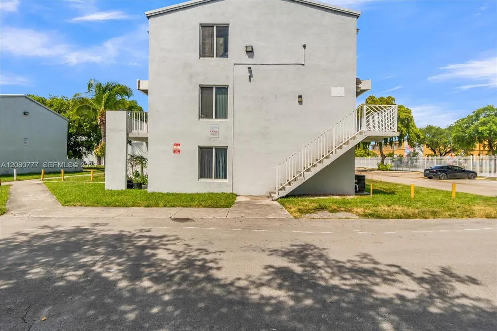 1990 NW 4th Ct #10 Miami, FL 33136