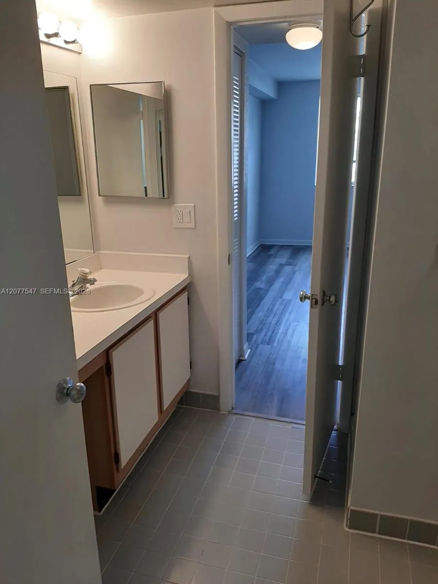 2881 Oakland Forest Dr #103 Oakland Park, FL 33309