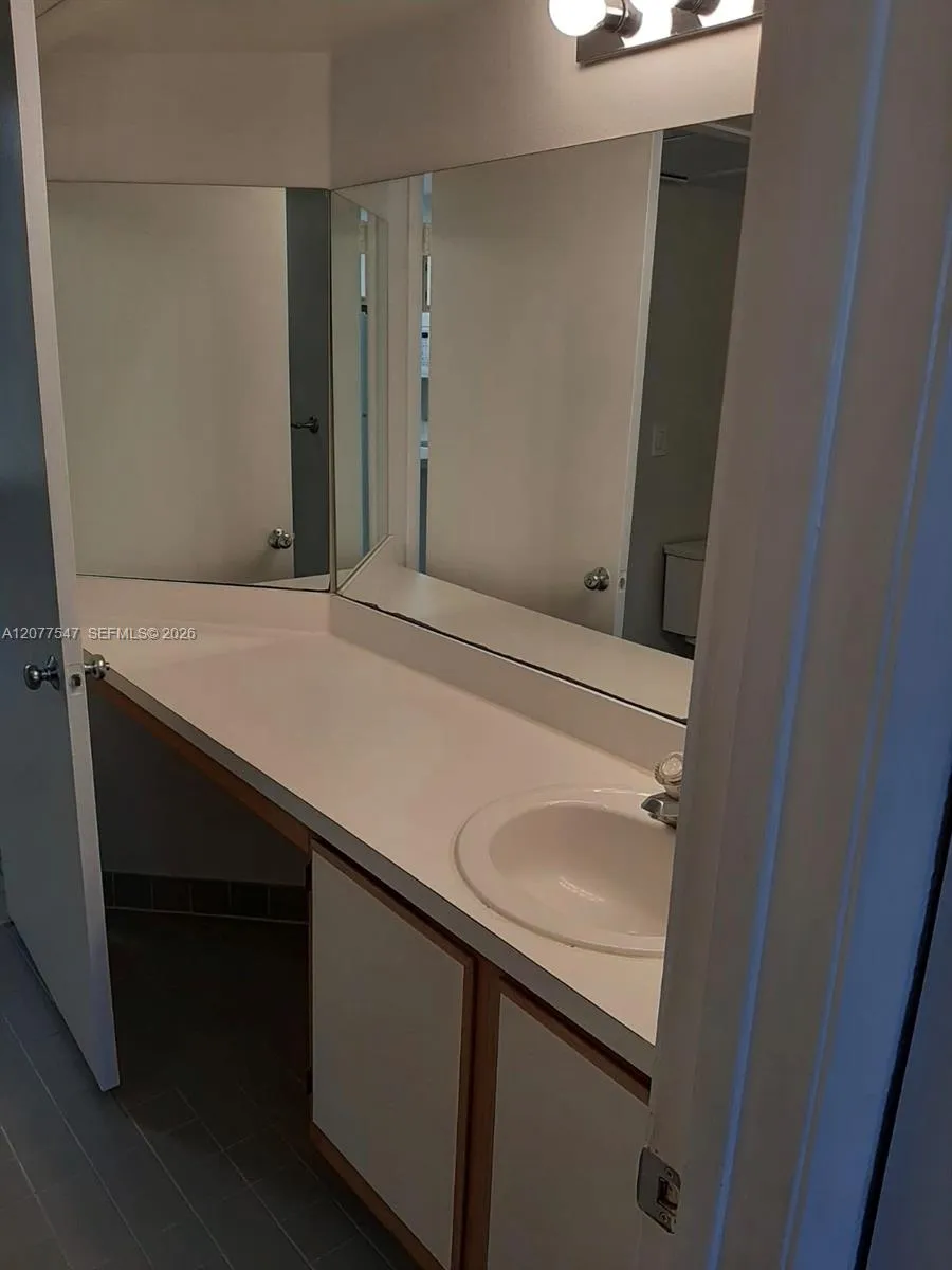2881 Oakland Forest Dr #103 Oakland Park, FL 33309