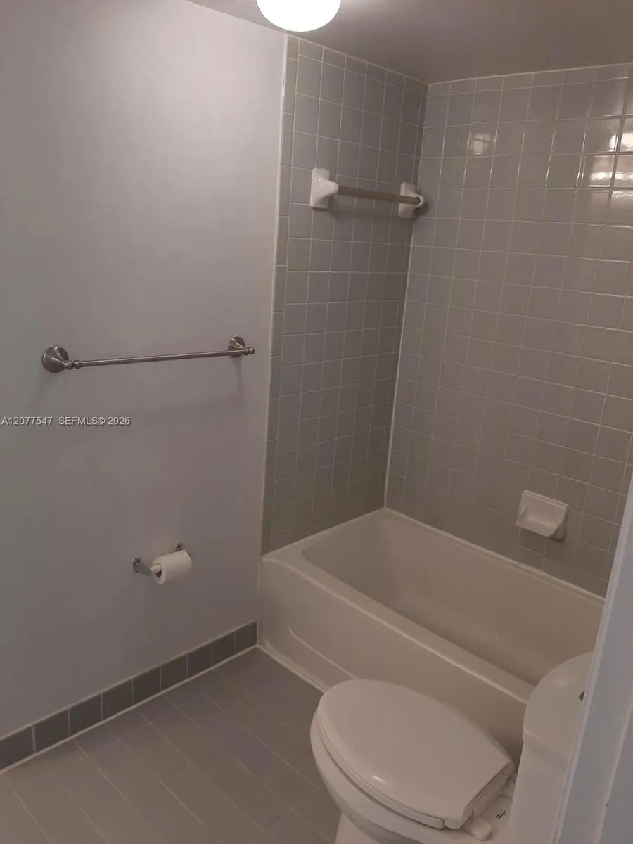 2881 Oakland Forest Dr #103 Oakland Park, FL 33309