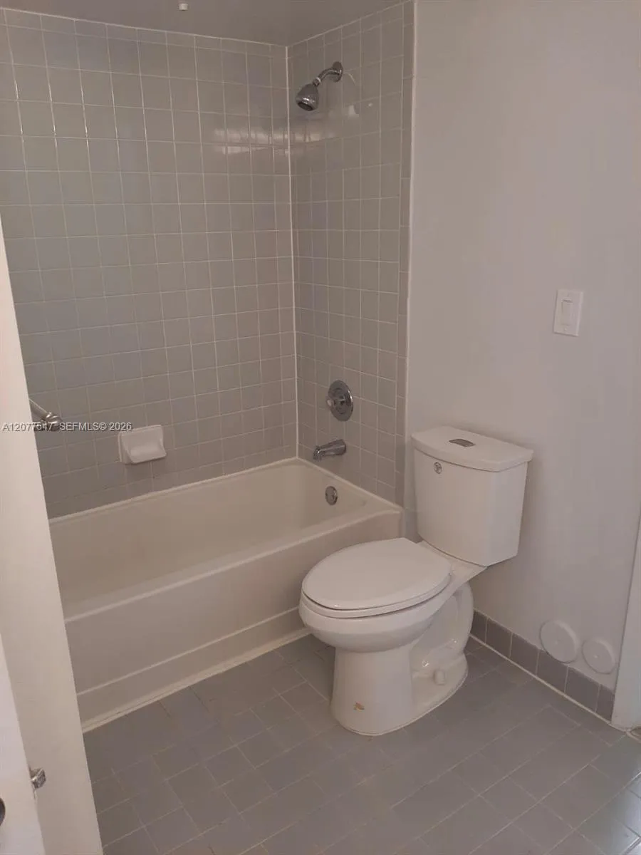 2881 Oakland Forest Dr #103 Oakland Park, FL 33309
