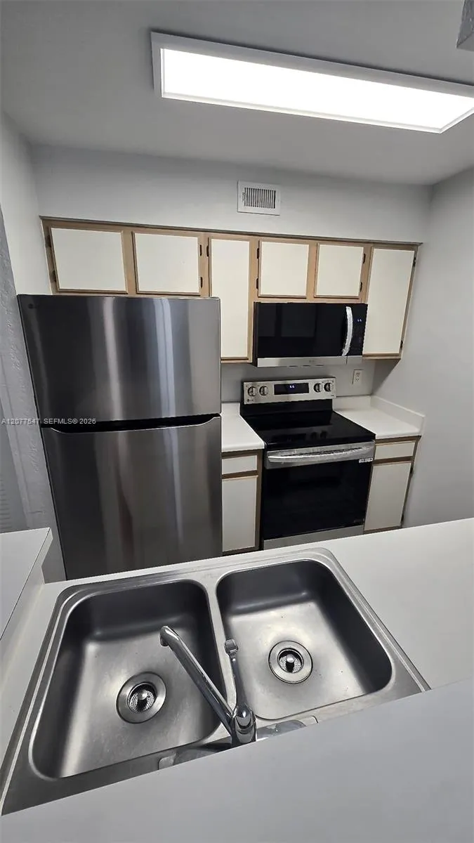 2881 Oakland Forest Dr #103 Oakland Park, FL 33309