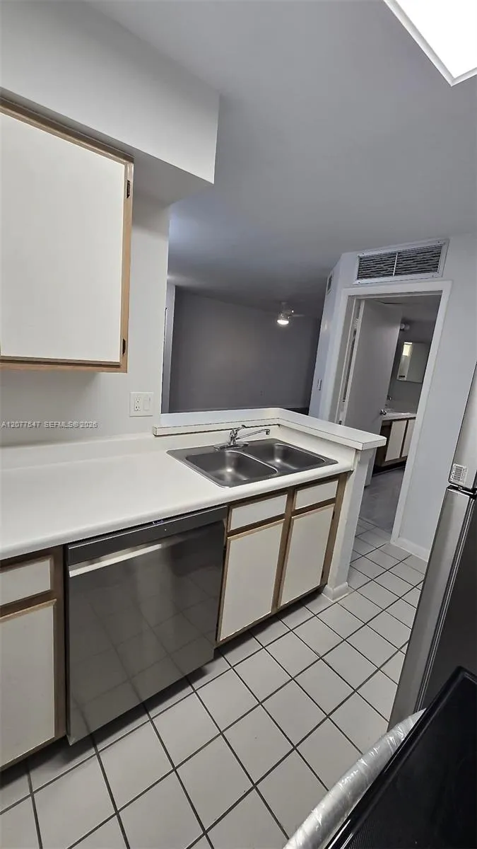 2881 Oakland Forest Dr #103 Oakland Park, FL 33309