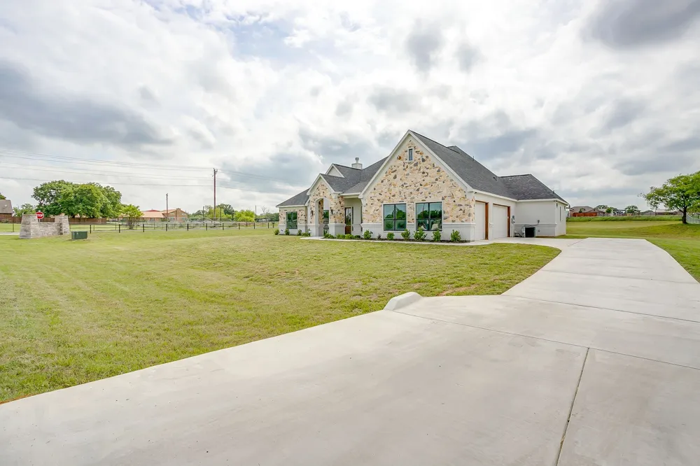 1001 Magnolia Court Springtown, TX 76082