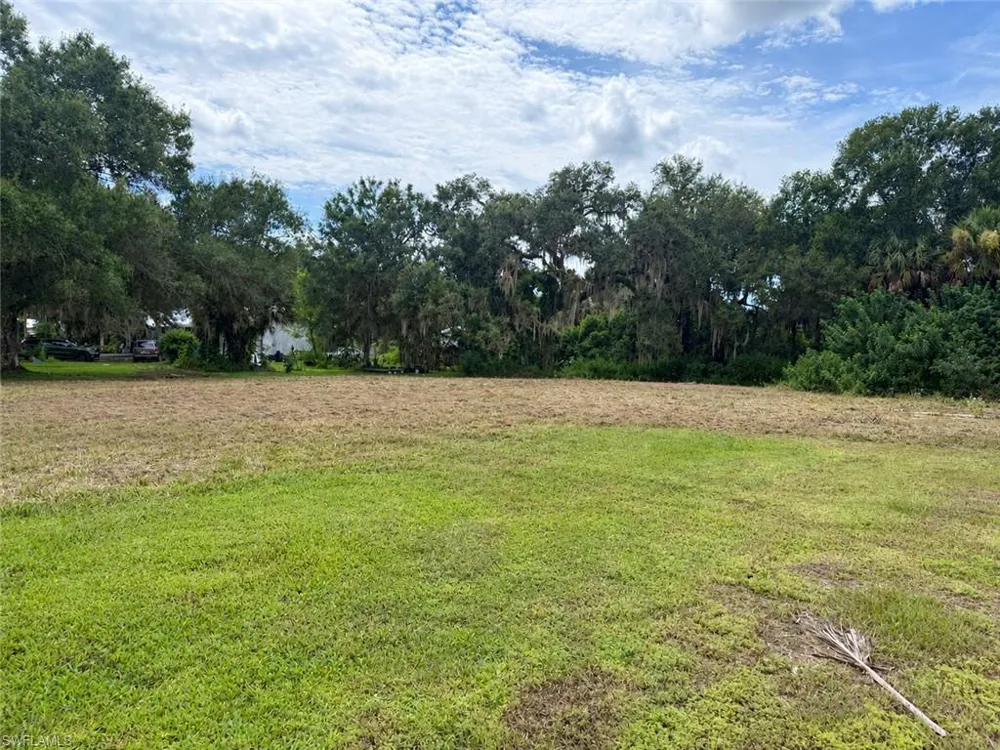 869 Avalon Avenue Labelle, FL 33935