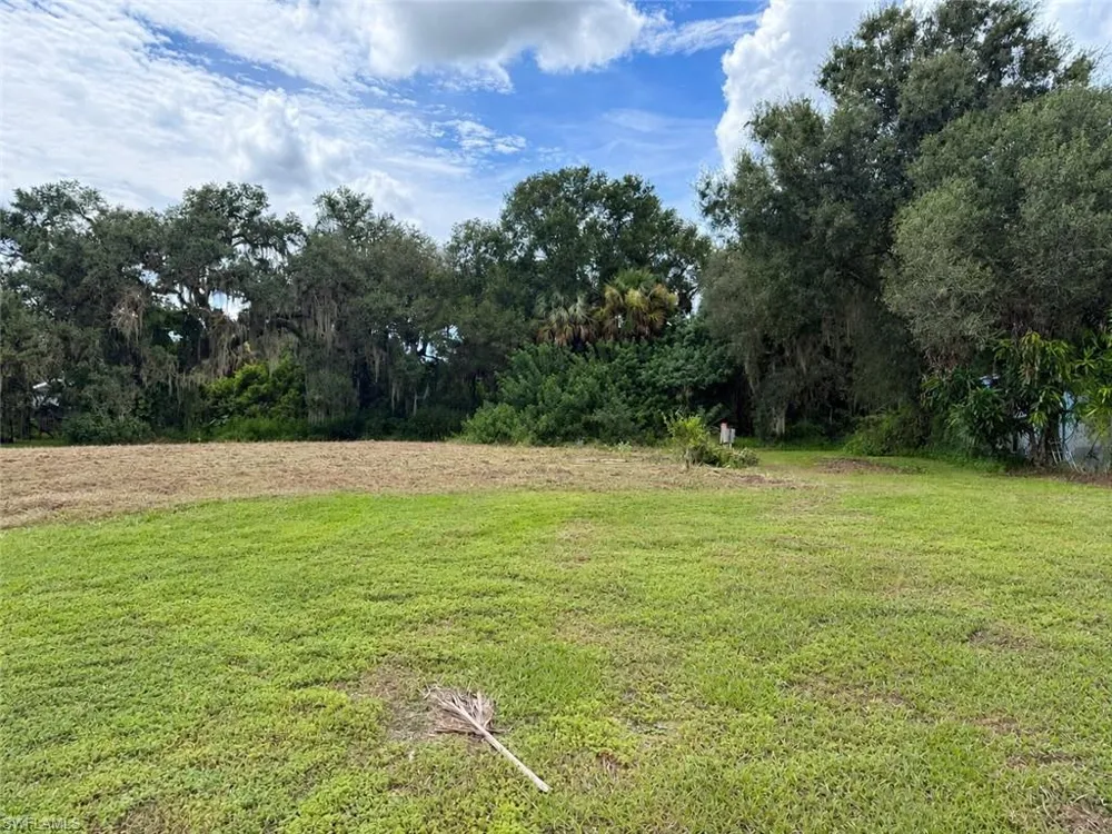 869 Avalon Avenue Labelle, FL 33935