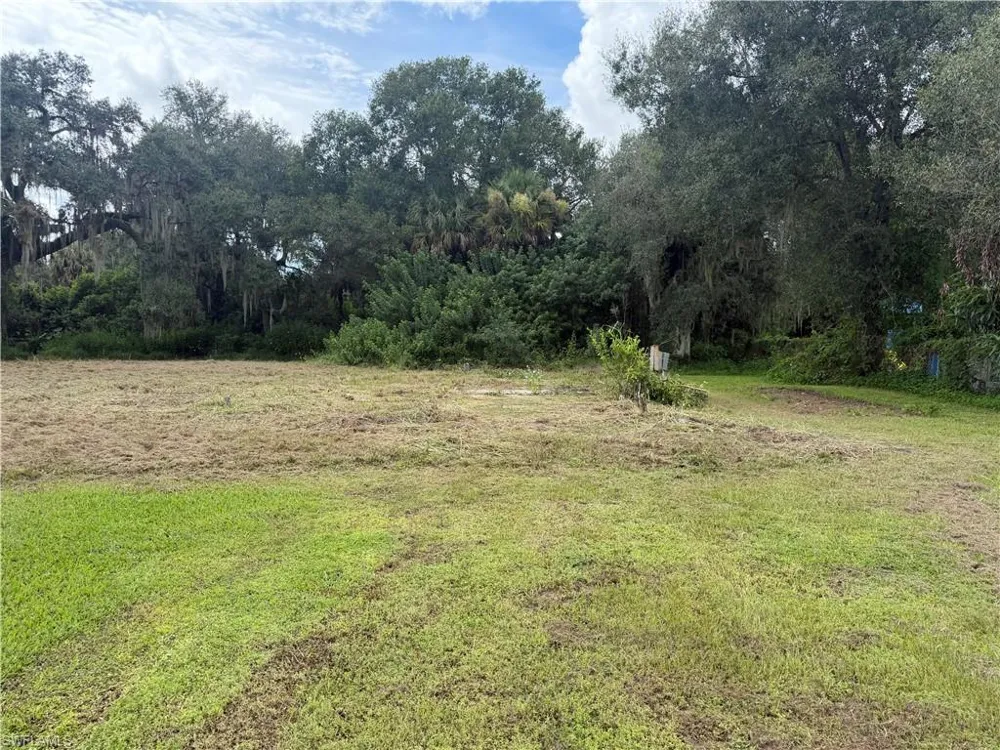 869 Avalon Avenue Labelle, FL 33935