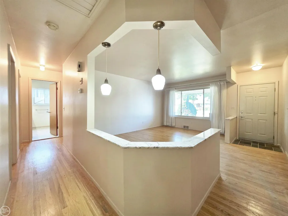 27260 Newport Drive Warren City, MI 48088
