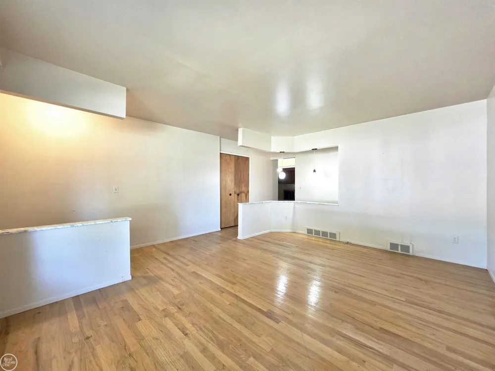 27260 Newport Drive Warren City, MI 48088