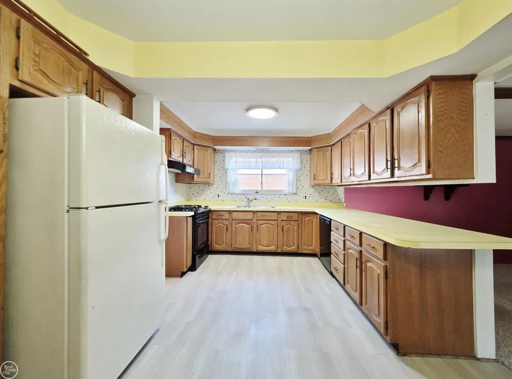 27260 Newport Drive Warren City, MI 48088