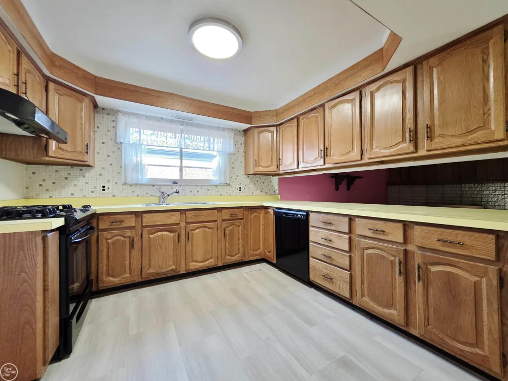 27260 Newport Drive Warren City, MI 48088
