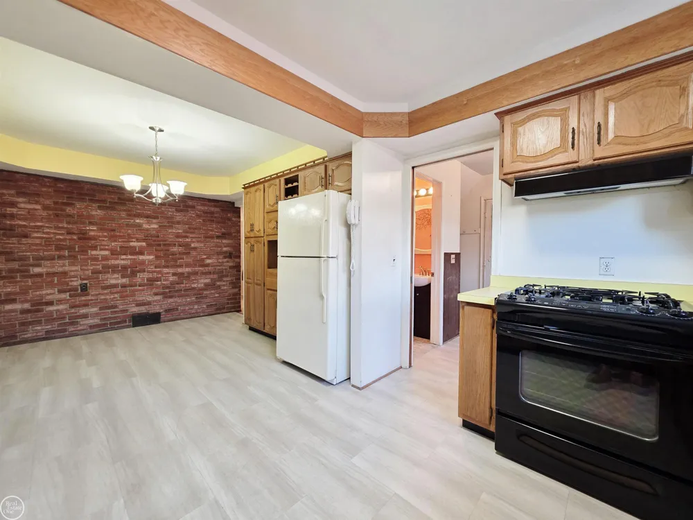 27260 Newport Drive Warren City, MI 48088