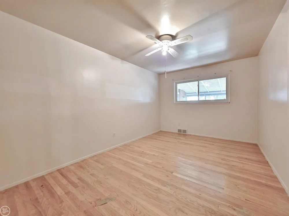 27260 Newport Drive Warren City, MI 48088