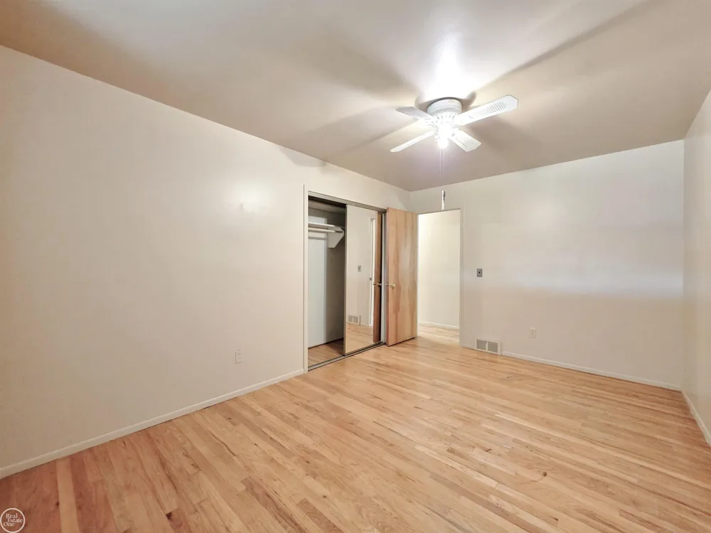 27260 Newport Drive Warren City, MI 48088