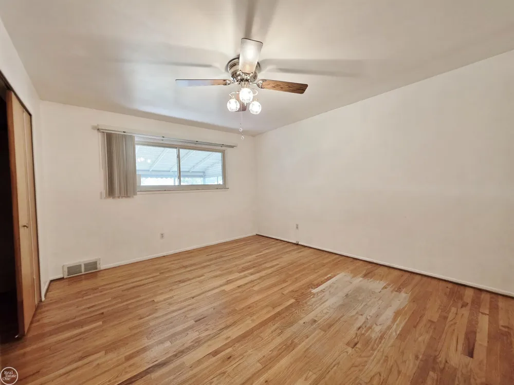 27260 Newport Drive Warren City, MI 48088