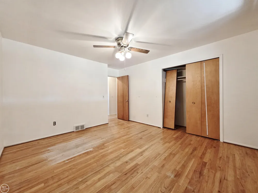 27260 Newport Drive Warren City, MI 48088