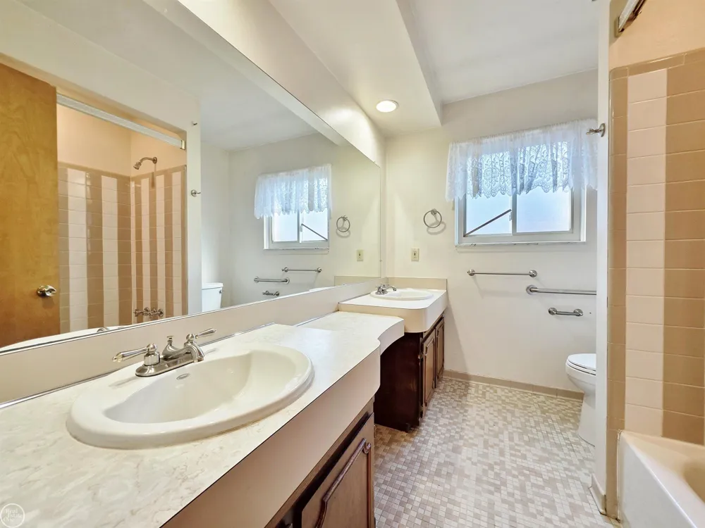27260 Newport Drive Warren City, MI 48088