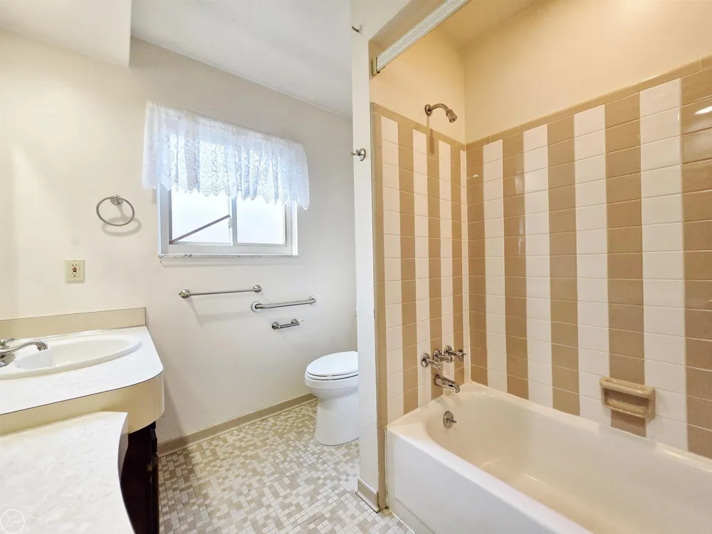 27260 Newport Drive Warren City, MI 48088