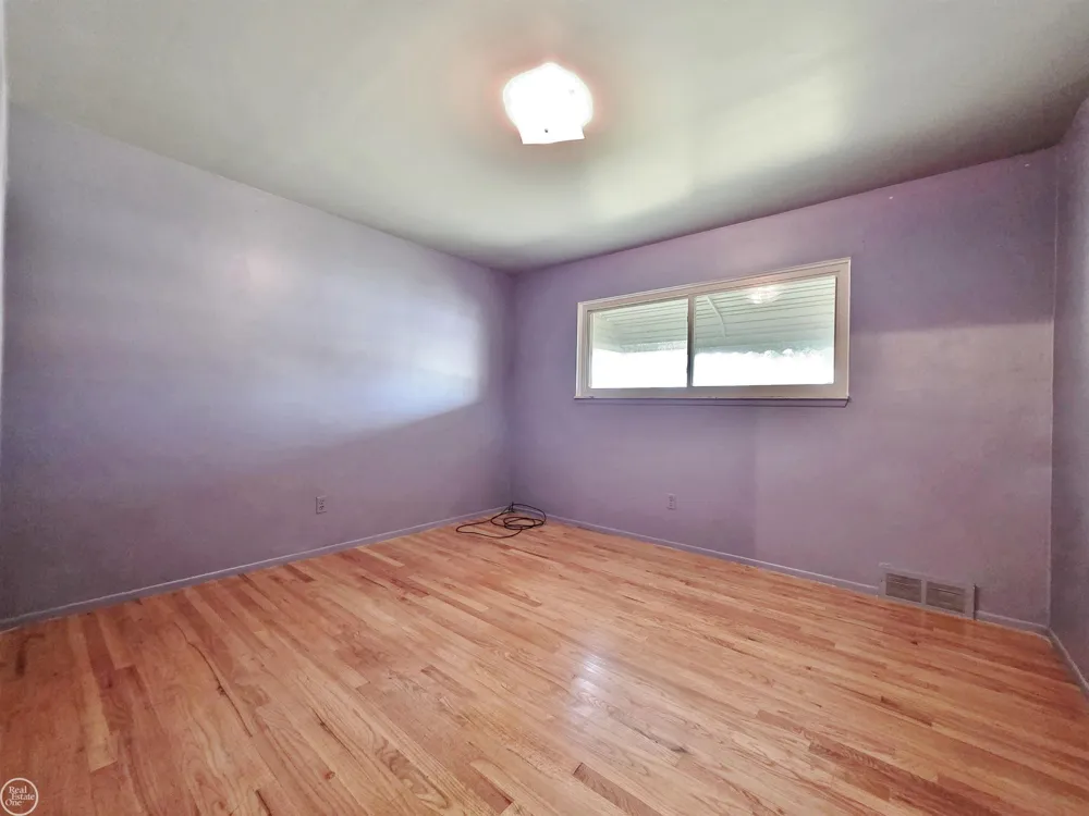 27260 Newport Drive Warren City, MI 48088