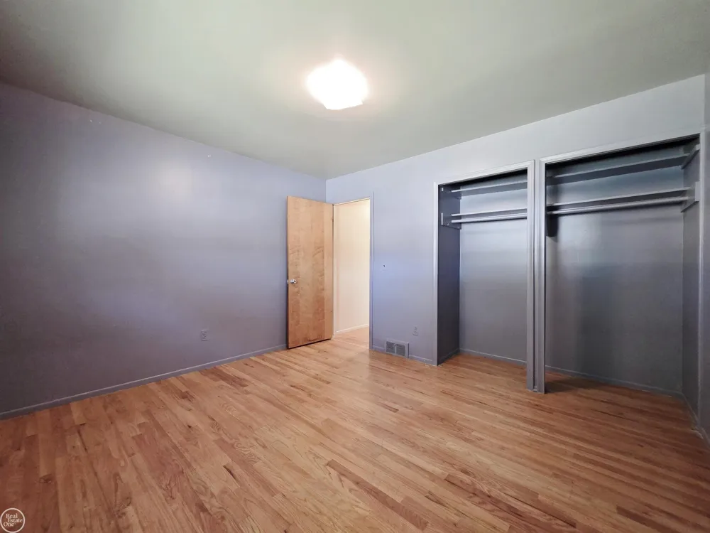 27260 Newport Drive Warren City, MI 48088