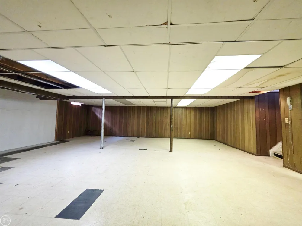 27260 Newport Drive Warren City, MI 48088