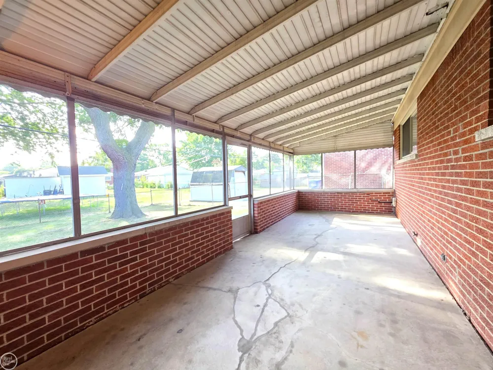 27260 Newport Drive Warren City, MI 48088