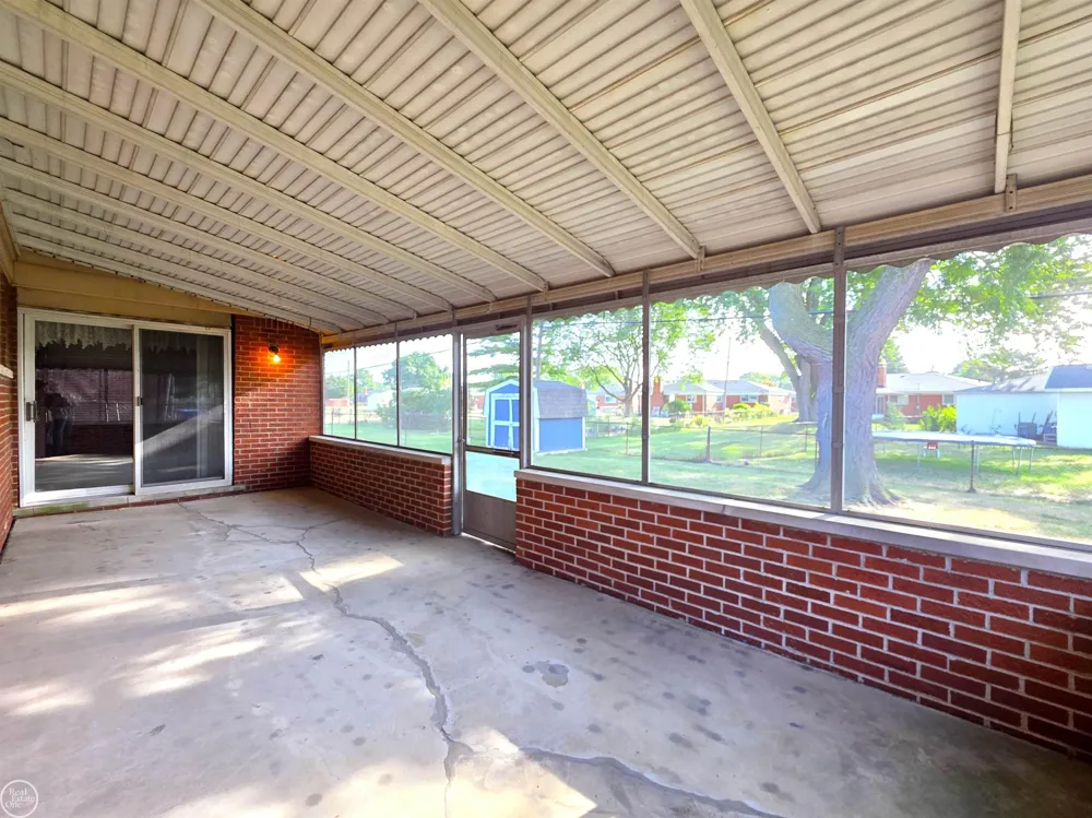 27260 Newport Drive Warren City, MI 48088