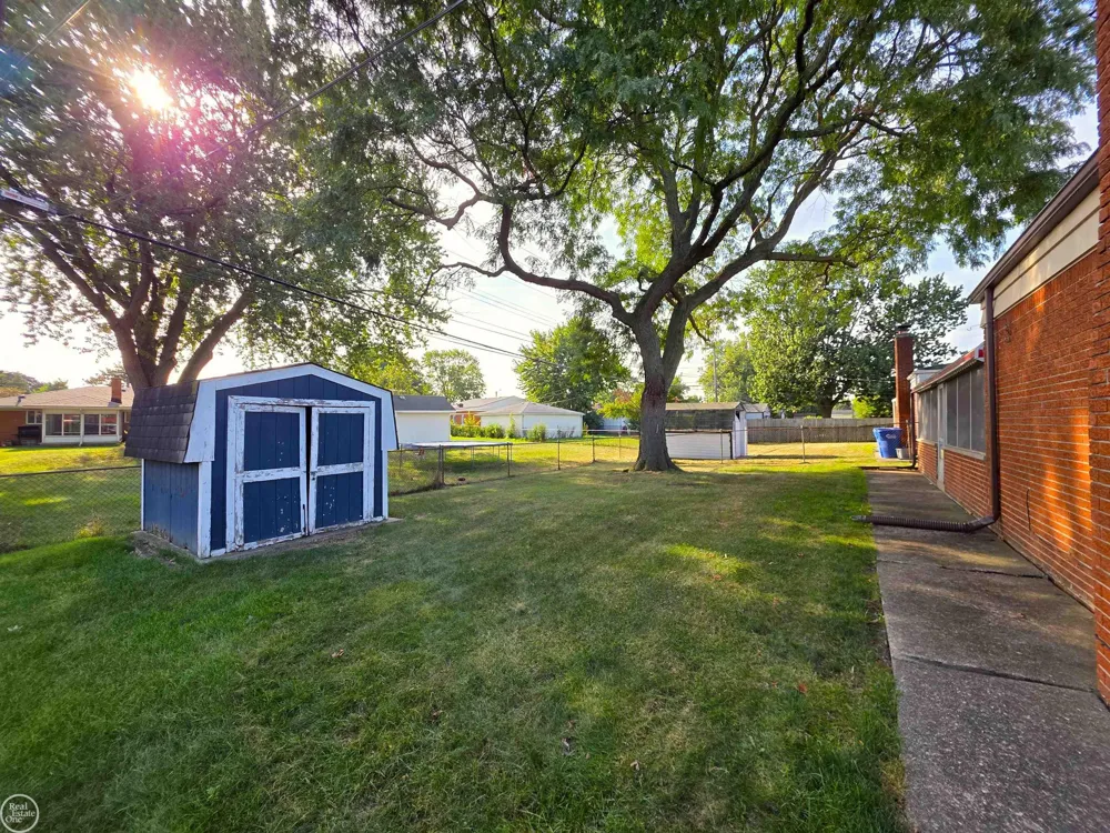 27260 Newport Drive Warren City, MI 48088