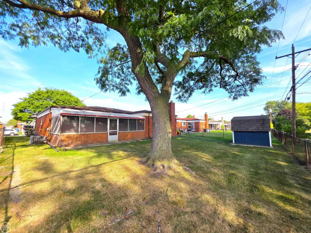 27260 Newport Drive Warren City, MI 48088