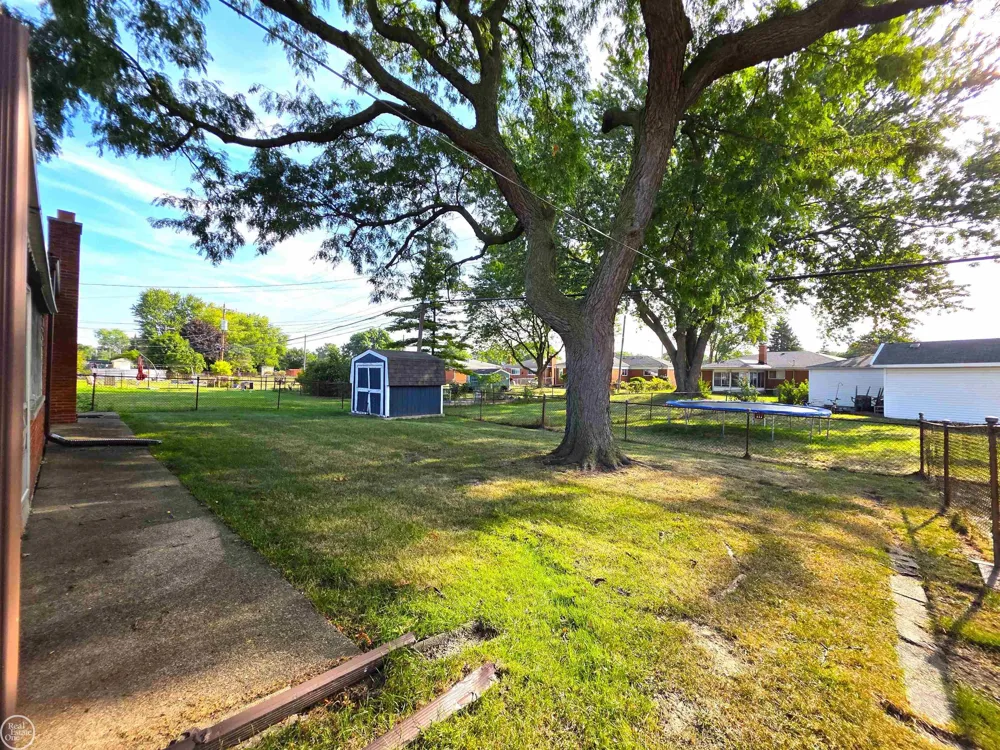27260 Newport Drive Warren City, MI 48088