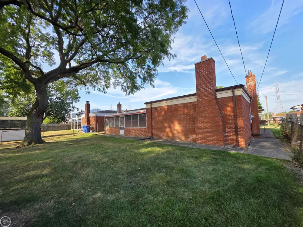 27260 Newport Drive Warren City, MI 48088