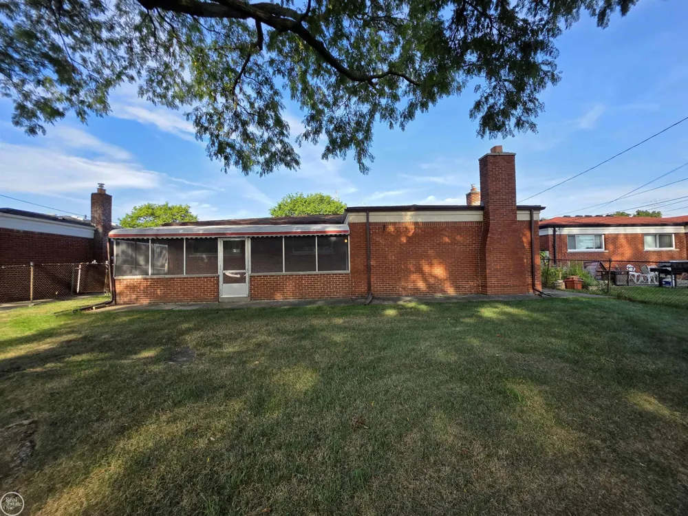 27260 Newport Drive Warren City, MI 48088