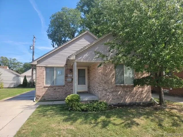 22158 David Avenue Eastpointe City, MI 48021