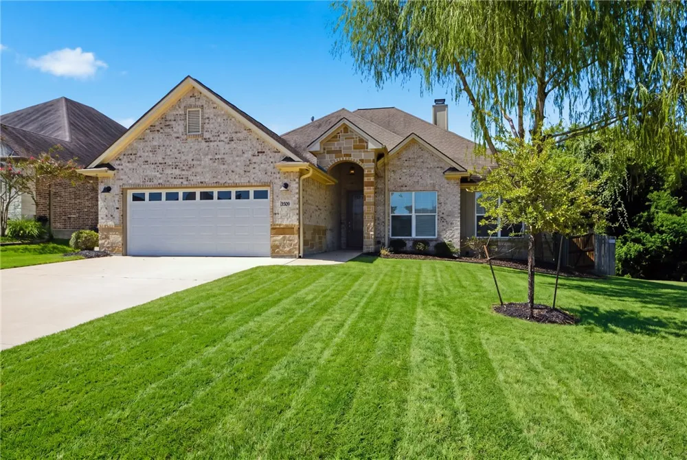 3509 Dovecote Bryan, TX 77808