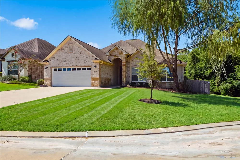 3509 Dovecote Bryan, TX 77808
