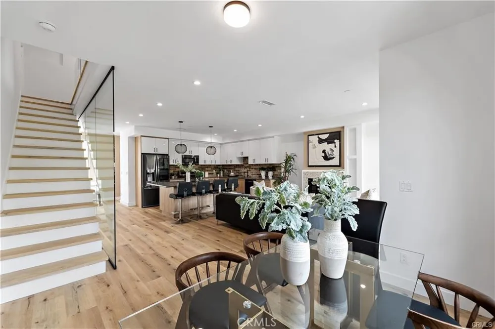11858 W Flower Lane Valley Village, CA 91607