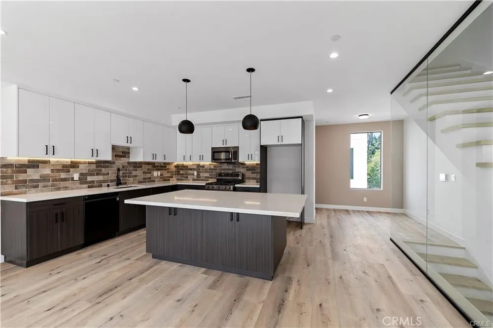 11858 W Flower Lane Valley Village, CA 91607