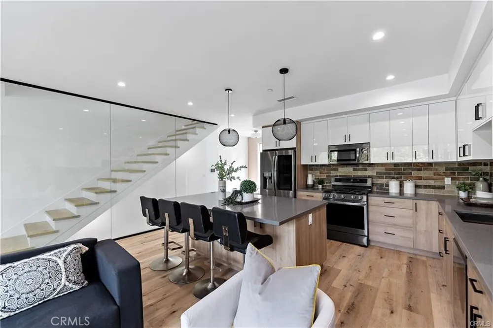 11858 W Flower Lane Valley Village, CA 91607