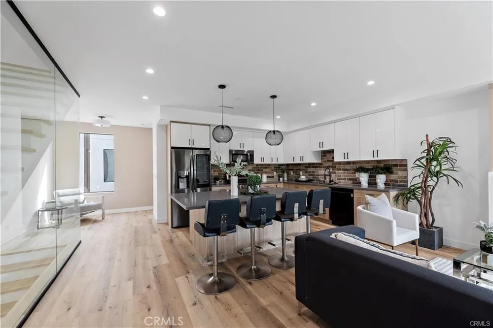 11858 W Flower Lane Valley Village, CA 91607