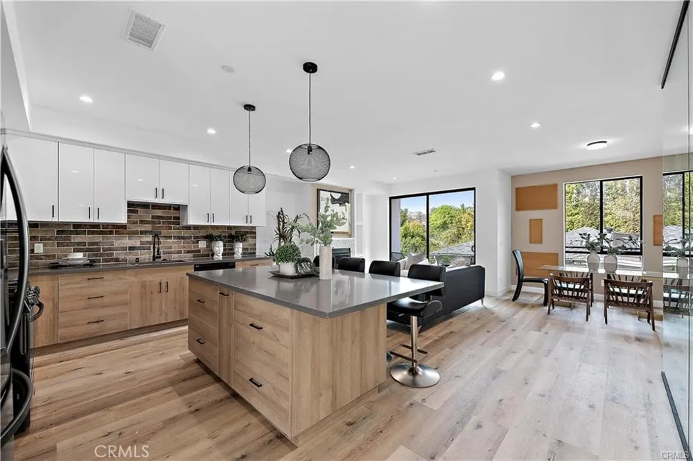 11858 W Flower Lane Valley Village, CA 91607
