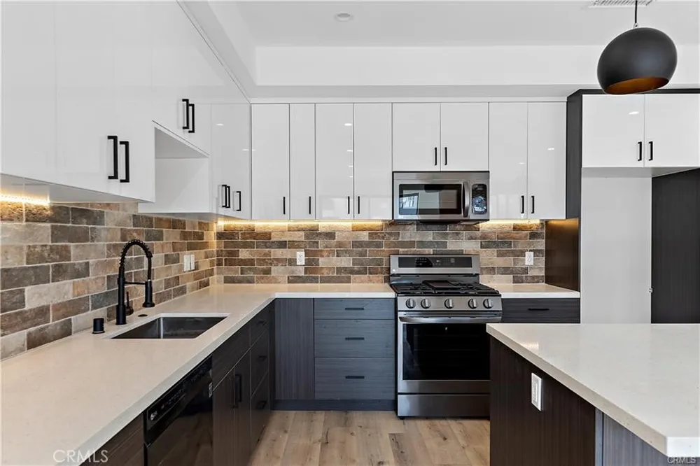 11858 W Flower Lane Valley Village, CA 91607