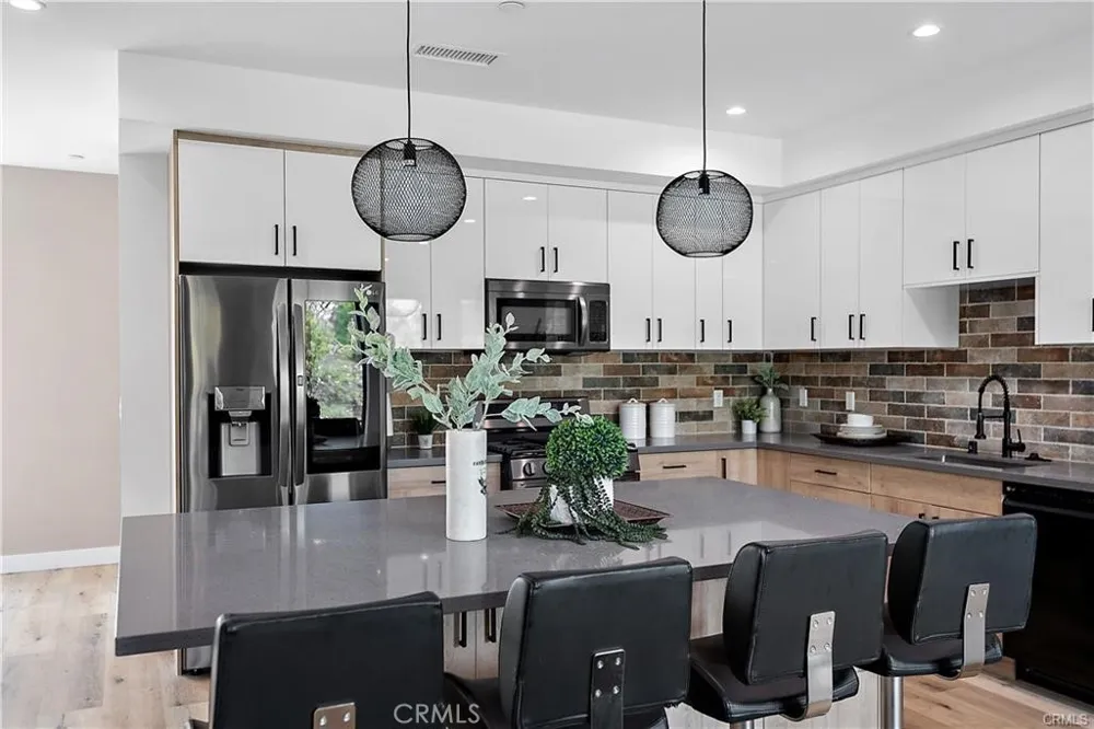 11858 W Flower Lane Valley Village, CA 91607