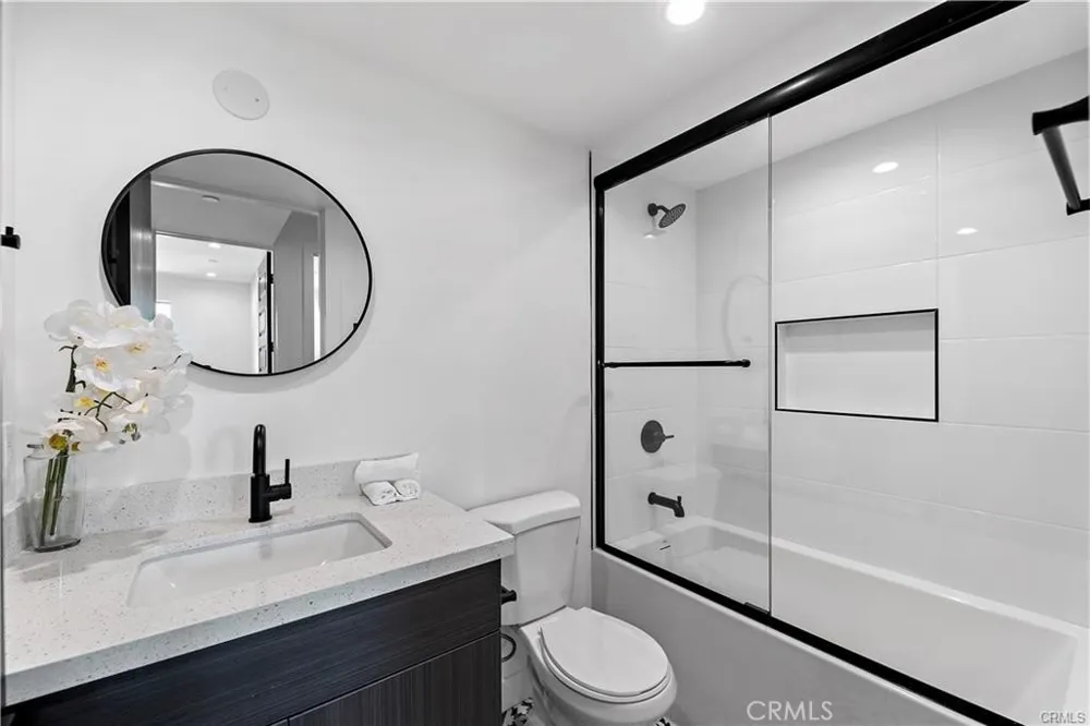 11858 W Flower Lane Valley Village, CA 91607