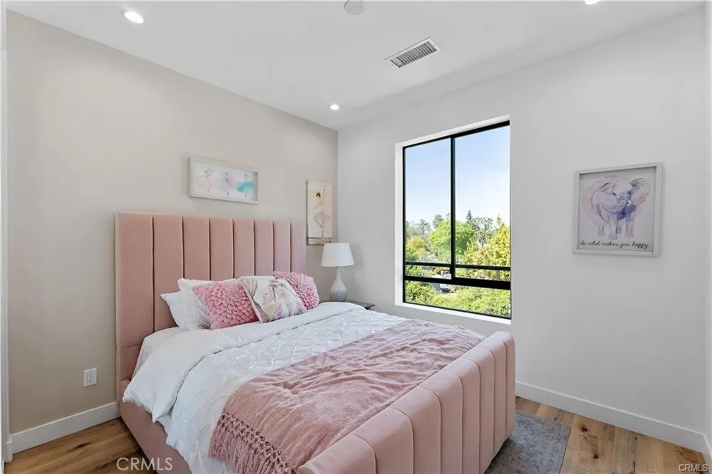 11858 W Flower Lane Valley Village, CA 91607