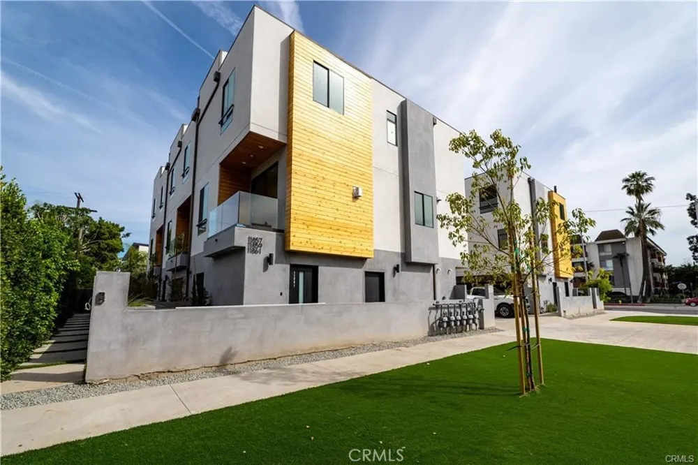 11858 W Flower Lane Valley Village, CA 91607