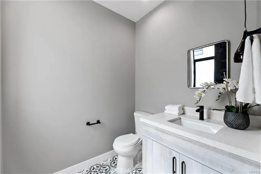 11858 W Flower Lane Valley Village, CA 91607