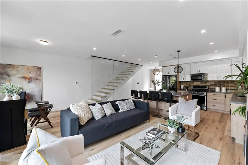11858 W Flower Lane Valley Village, CA 91607
