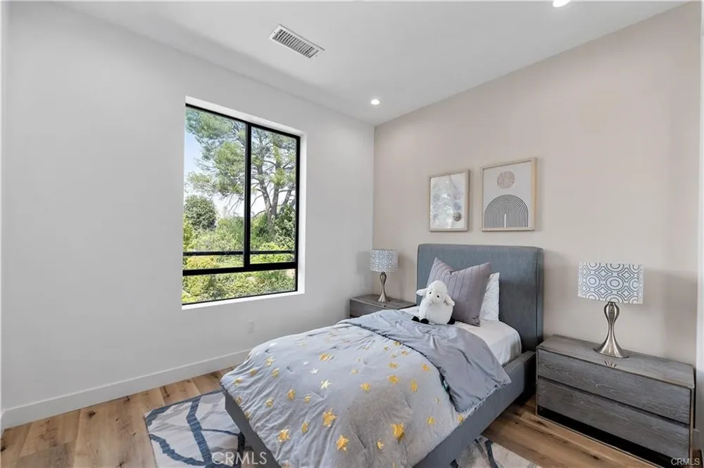 11858 W Flower Lane Valley Village, CA 91607