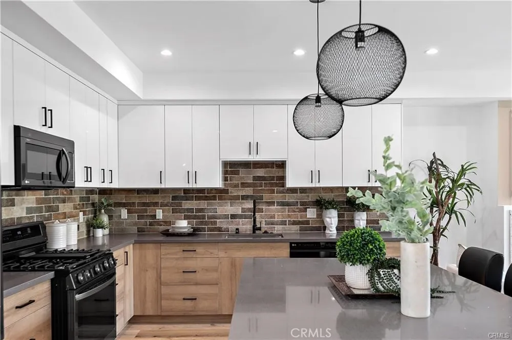 11858 W Flower Lane Valley Village, CA 91607